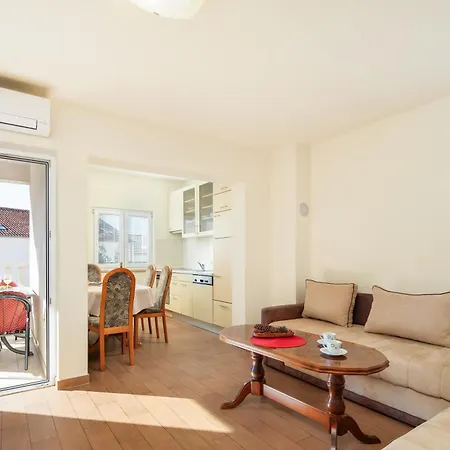 Filip - Free Parking * Makarska