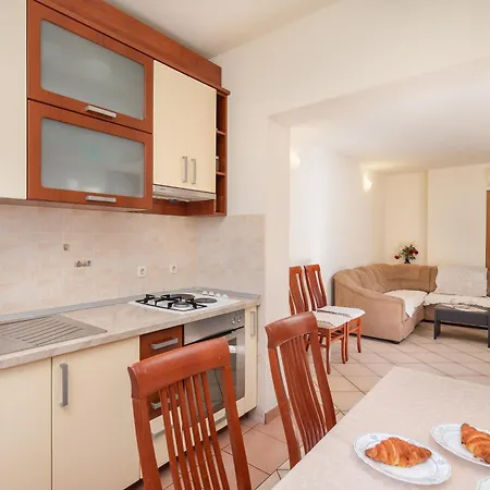 Filip - Free Parking * Makarská